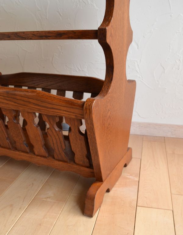 アンティーク家具　英国のアンティーク家具、天板や棚に物が飾れる木製のマガジンラック。しっかりメンテナンスしてありますのでご安心ください。(j-1403-f)