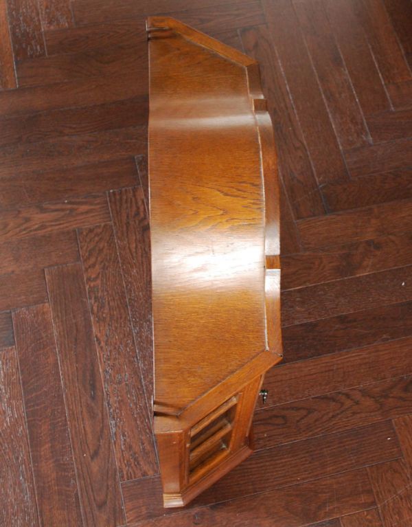 ウォールシェルフ・ウォールハンガー　アンティーク家具　壁付けのフランスアンティーク家具、ガラス扉のウォールキャビネット 。天板もピカピカです。(j-1404-f)