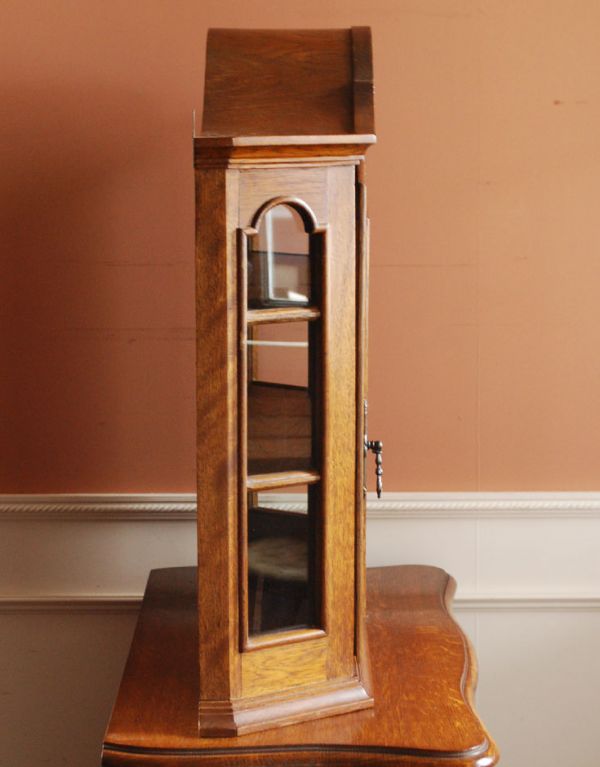 ウォールシェルフ・ウォールハンガー　アンティーク家具　壁付けのフランスアンティーク家具、ガラス扉のウォールキャビネット 。サイドもガラスなので、どこから見ても中のものが素敵に見えますよ。(j-1404-f)