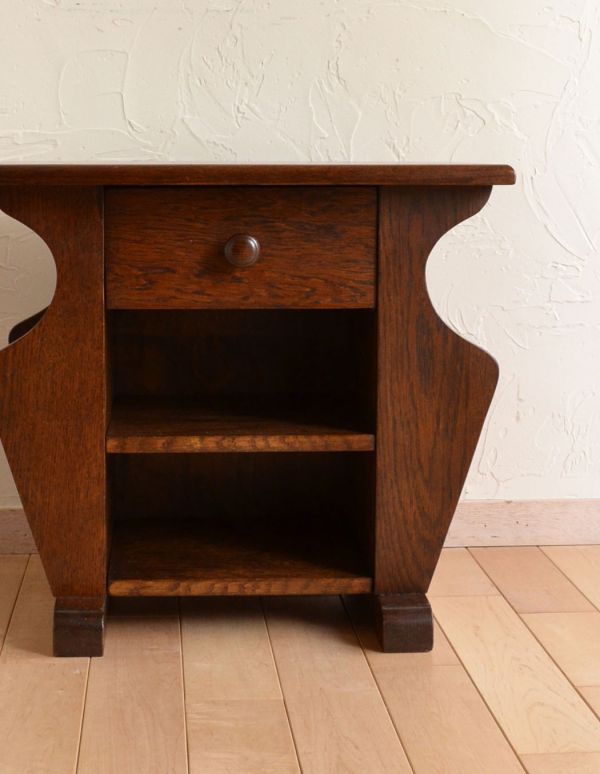 アンティーク家具　英国の小さなアンティーク家具、収納がしっかりのマガジンラック。ベッドやソファの横など、どこにでもちょこんと置けるコンパクトサイズで便利です。(j-1405-f)