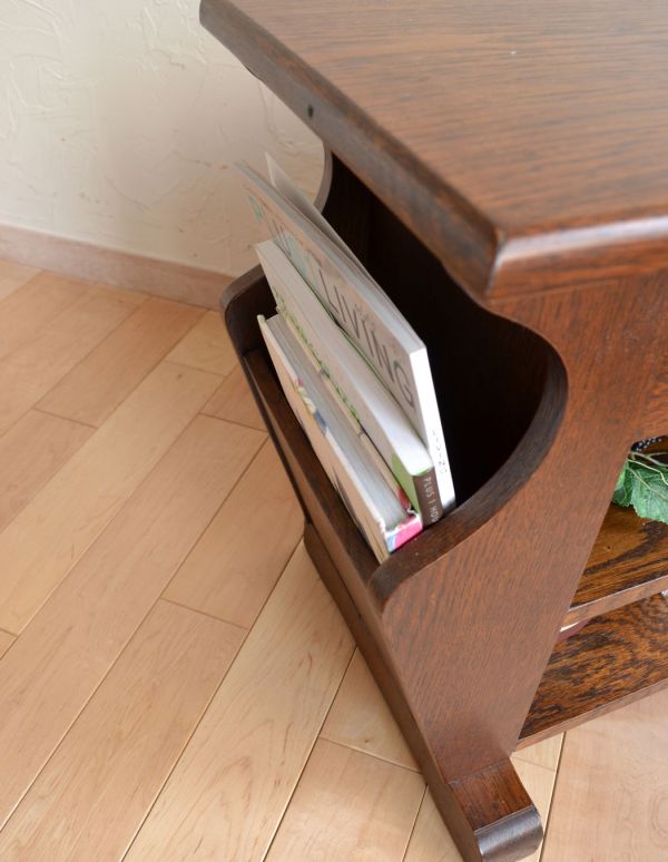 アンティーク家具　英国の小さなアンティーク家具、収納がしっかりのマガジンラック。文庫本や雑誌など置いてもこのマガジンラックならお洒落に見えます。(j-1405-f)