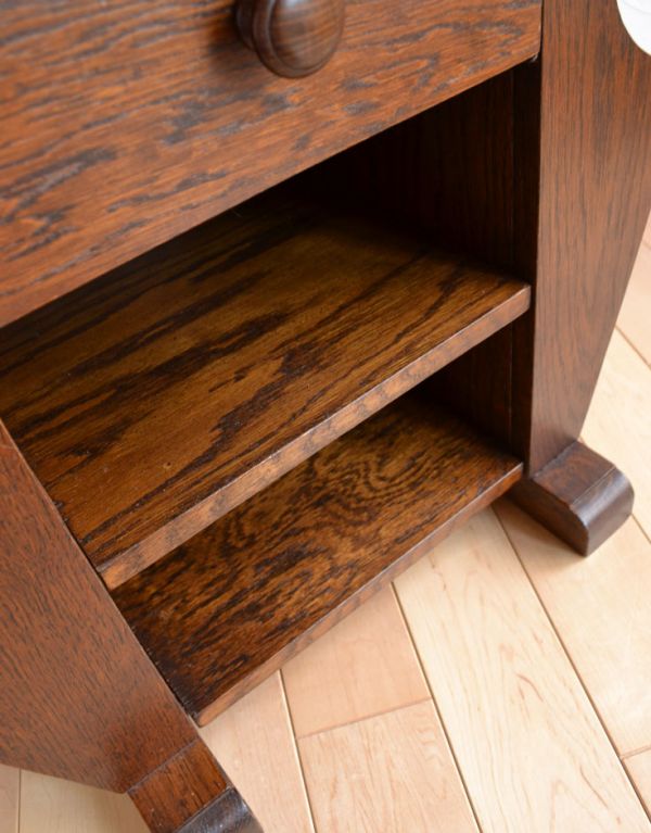 アンティーク家具　英国の小さなアンティーク家具、収納がしっかりのマガジンラック。中までしっかりとお手入れしています。(j-1405-f)