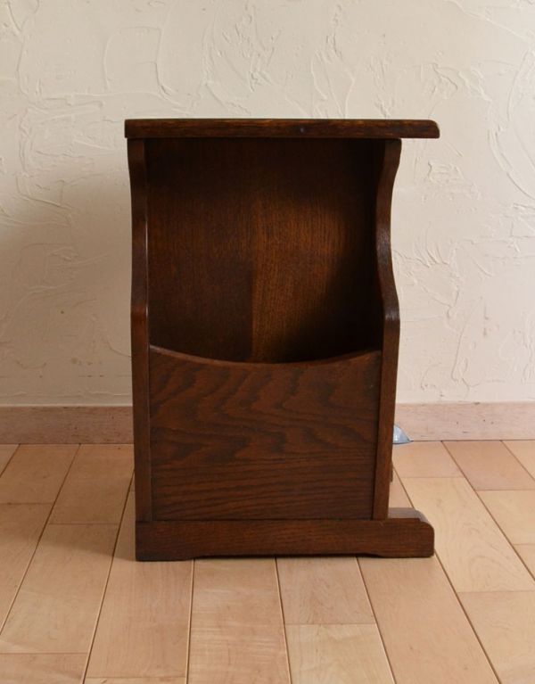 アンティーク家具　英国の小さなアンティーク家具、収納がしっかりのマガジンラック。サイドのデザインもとっても美しいです。(j-1405-f)