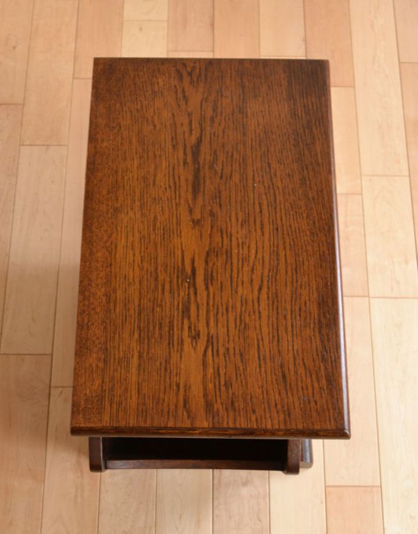 アンティーク家具　英国の小さなアンティーク家具、収納がしっかりのマガジンラック。長方形の天板で、使い勝手がいいですよ。(j-1405-f)