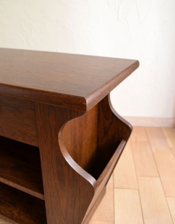 アンティーク家具　英国の小さなアンティーク家具、収納がしっかりのマガジンラック。角が丸いので小さなお子様にも安心です。(j-1405-f)