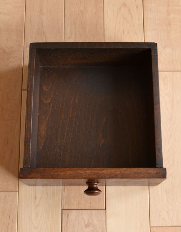 アンティーク家具　英国の小さなアンティーク家具、収納がしっかりのマガジンラック。引き出しが１杯あります。(j-1405-f)