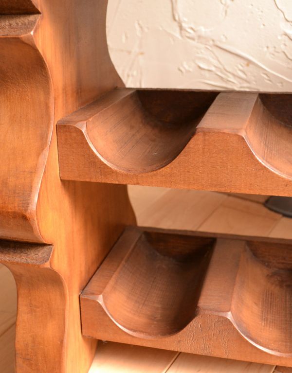 めずらしい家具 アンティーク家具 おしゃれなアンティーク家具、ワインボトルの収納にボトルラック。木をくり貫いて造られているボトルラック。(j-1406-f)