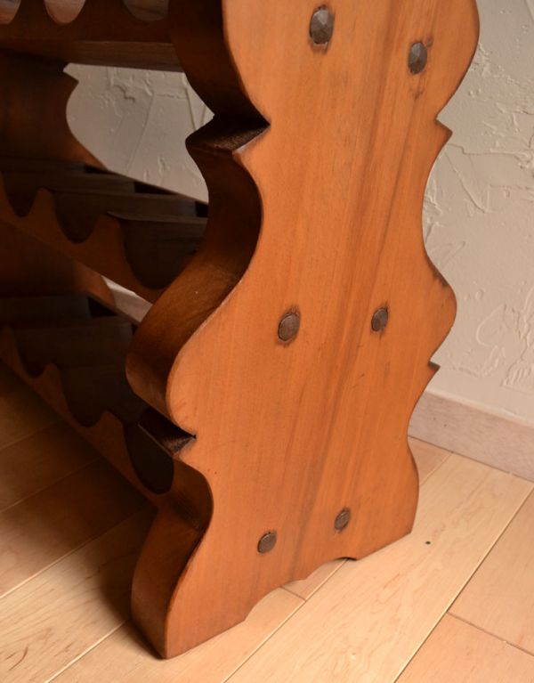 めずらしい家具 アンティーク家具 おしゃれなアンティーク家具、ワインボトルの収納にボトルラック。脚はどっりしとした安定感があります。(j-1406-f)