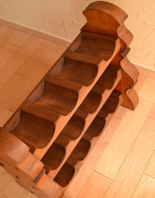 めずらしい家具 アンティーク家具 おしゃれなアンティーク家具、ワインボトルの収納にボトルラック。それぞれとてもキレイに仕上がっています。(j-1406-f)