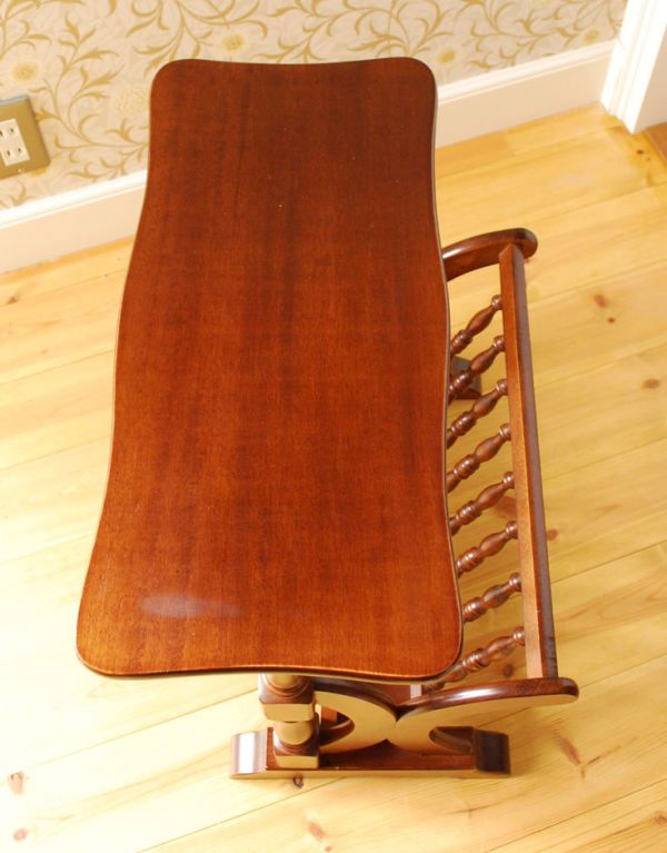 アンティーク家具 雑誌や新聞の収納、サイドテーブルにもなるアンティークのマガジンラック。天板のかたちもお洒落なデザインです。(j-1407-f)