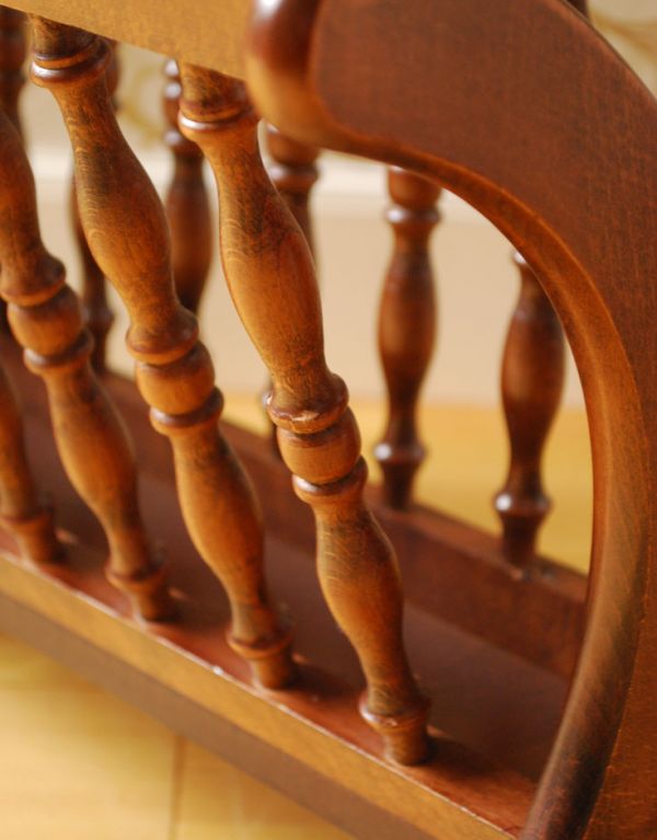 アンティーク家具 雑誌や新聞の収納、サイドテーブルにもなるアンティークのマガジンラック。デザインもオシャレ!和洋問わず、使いやすいのが魅力です。(j-1407-f)