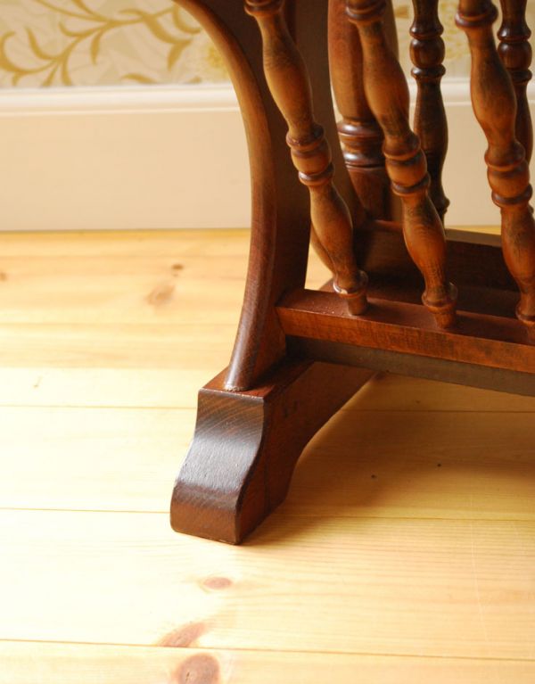 アンティーク家具 雑誌や新聞の収納、サイドテーブルにもなるアンティークのマガジンラック。しっかりメンテナンスしてありますのでご安心ください。(j-1407-f)