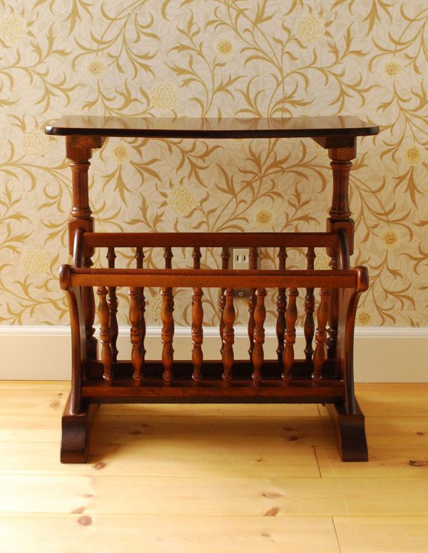 アンティーク家具 雑誌や新聞の収納、サイドテーブルにもなるアンティークのマガジンラック。ベッドやソファの横など、どこにでもちょこんと置けるコンパクトサイズで便利です。(j-1407-f)