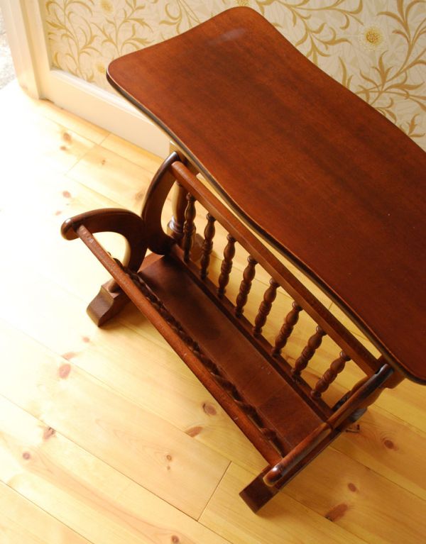 アンティーク家具 雑誌や新聞の収納、サイドテーブルにもなるアンティークのマガジンラック。中までしっかりとお手入れしています。(j-1407-f)