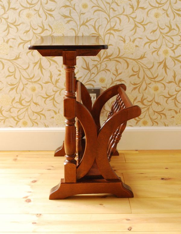 アンティーク家具 雑誌や新聞の収納、サイドテーブルにもなるアンティークのマガジンラック。本や雑誌が取り出しやすいデザインになっています。(j-1407-f)