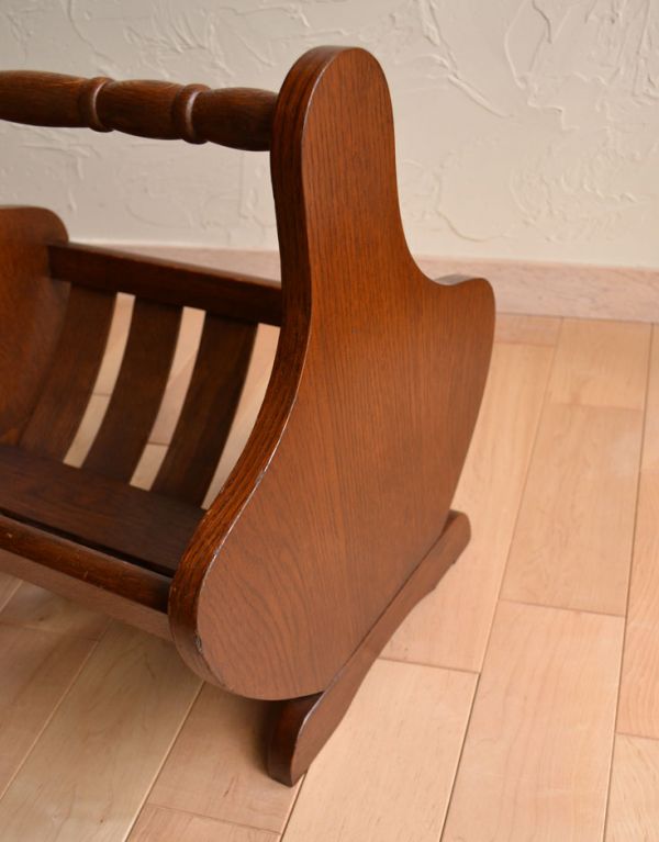 マガジンラック アンティーク家具 イギリスのアンティーク収納家具、小ぶりなマガジンラック。木の質感を感じながら使えます。(j-1408-f)