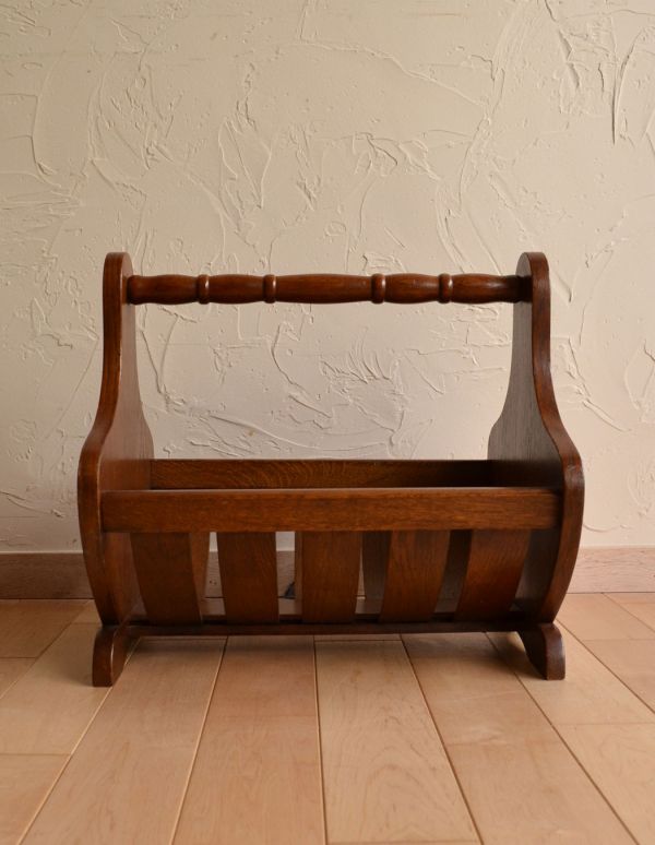 マガジンラック アンティーク家具 イギリスのアンティーク収納家具、小ぶりなマガジンラック。持ち運びも楽なので、使いたいところで使ってくださいね。(j-1408-f)