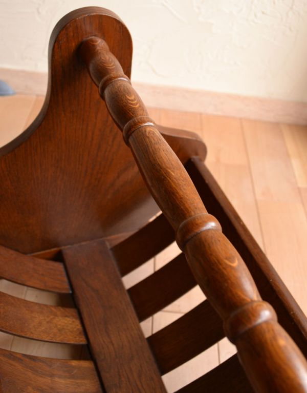 マガジンラック アンティーク家具 イギリスのアンティーク収納家具、小ぶりなマガジンラック。ハンドルが付いているので、持ち運びも楽チン!使いたいところで使ってくださいね。(j-1408-f)