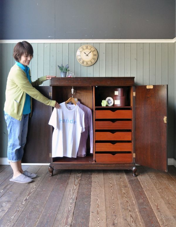 アンティーク家具　シンプルな英国アンティーク家具、オーク材の背が低いワードローブ。細かく仕切りがあるので、バッグや靴を整頓できます。(j-1410-f)