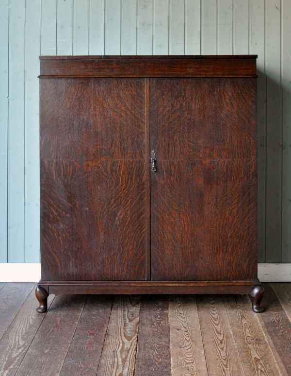 アンティーク家具　シンプルな英国アンティーク家具、オーク材の背が低いワードローブ。美しい木製の扉。(j-1410-f)