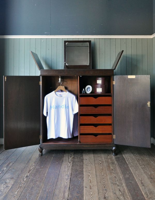 アンティーク家具　シンプルな英国アンティーク家具、オーク材の背が低いワードローブ。アイロンを掛け終ったシャツをハンガーに掛けたまましまえます。(j-1410-f)