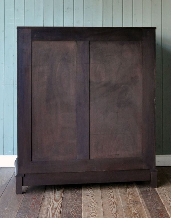 アンティーク家具　シンプルな英国アンティーク家具、オーク材の背が低いワードローブ。キチンとメンテナンスしてあるので、裏側もキレイです。(j-1410-f)