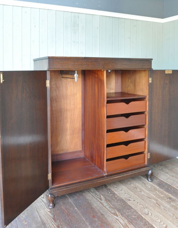 アンティーク家具　シンプルな英国アンティーク家具、オーク材の背が低いワードローブ。内側も木肌の色です。(j-1410-f)