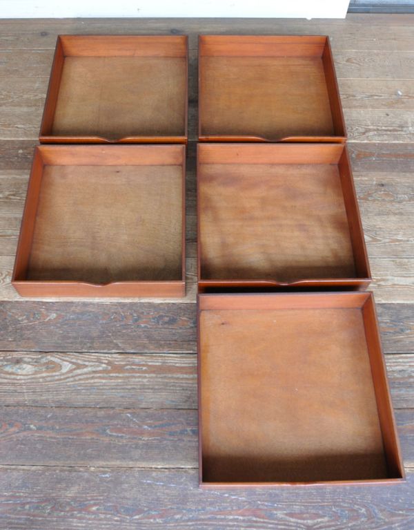 アンティーク家具　シンプルな英国アンティーク家具、オーク材の背が低いワードローブ。引き出しは全部で５杯。(j-1410-f)