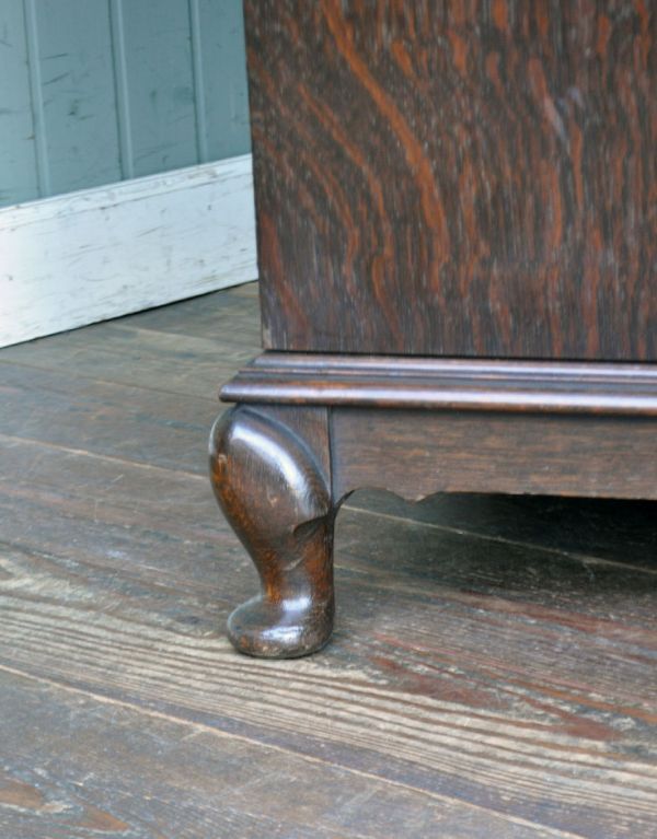 アンティーク家具　シンプルな英国アンティーク家具、オーク材の背が低いワードローブ。しっかり支えてくれる脚で、安定感バツグン。(j-1410-f)