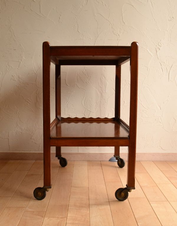 アンティークのワゴン・トローリー　アンティーク家具　キャスター付きのアンティーク家具、小ぶりなワゴン（トロリー）。スッキリとしています。(j-1411-f)