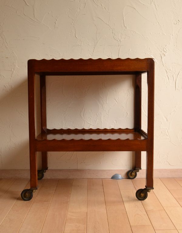 アンティークのワゴン・トローリー　アンティーク家具　キャスター付きのアンティーク家具、小ぶりなワゴン（トロリー）。使わないときは、壁につけておけば邪魔になりません。(j-1411-f)