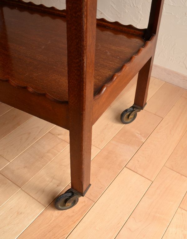 アンティークのワゴン・トローリー　アンティーク家具　キャスター付きのアンティーク家具、小ぶりなワゴン（トロリー）。きちんと調整したので、新しいものと比べるとスムーズではありませんが、ちゃんと動きます。(j-1411-f)