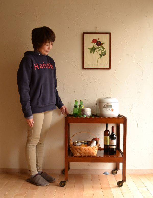 アンティークのワゴン・トローリー　アンティーク家具　キャスター付きのアンティーク家具、小ぶりなワゴン（トロリー）。とっても優雅な雰囲気にうっとりしてしまいます。(j-1411-f)