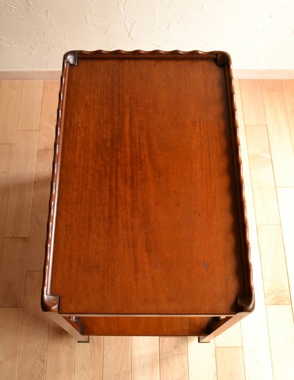 アンティークのワゴン・トローリー　アンティーク家具　キャスター付きのアンティーク家具、小ぶりなワゴン（トロリー）。天板もキレイに仕上げました。(j-1411-f)