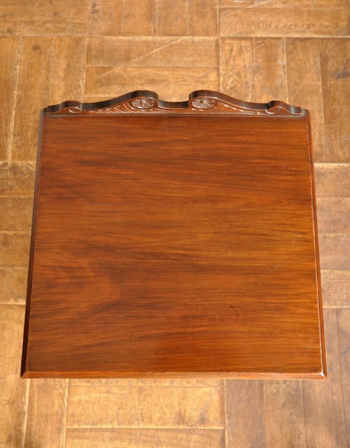 アンティークのキャビネット　アンティーク家具　かっこいいイギリスのアンティーク家具、キャビネットを兼ねたナイトテーブル。天板もピカピカにお直ししてあります。(j-1413-f-1)