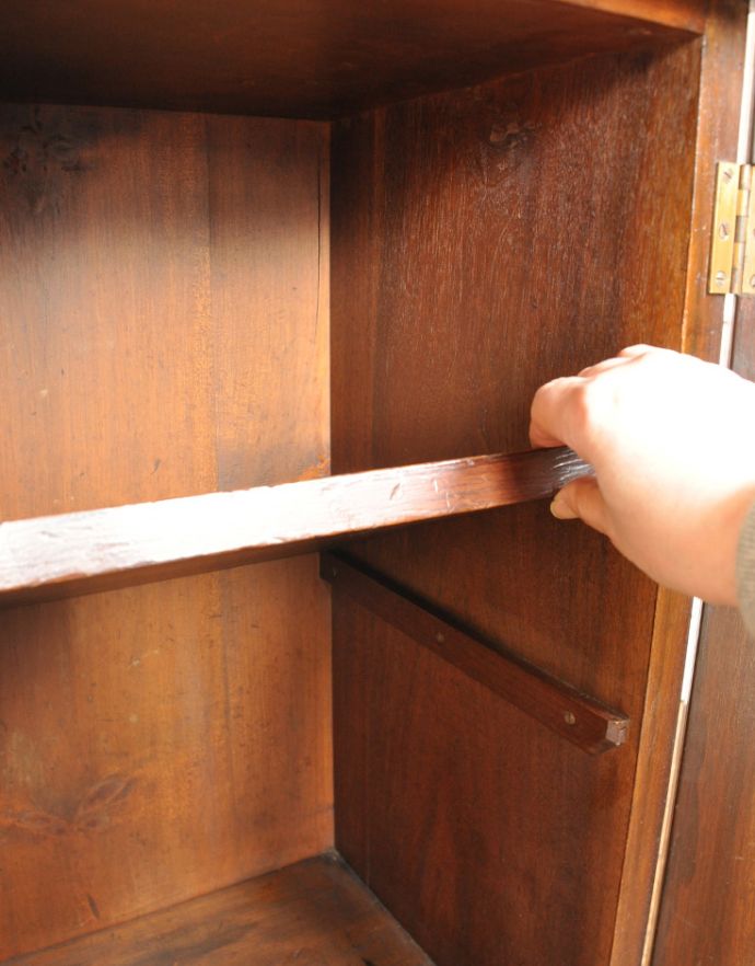 アンティークのキャビネット　アンティーク家具　かっこいいイギリスのアンティーク家具、キャビネットを兼ねたナイトテーブル。棚板は可動式になっています。(j-1413-f-1)