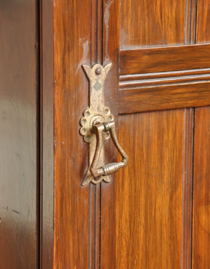 アンティークのキャビネット　アンティーク家具　かっこいいイギリスのアンティーク家具、キャビネットを兼ねたナイトテーブル。アンティークならではの素敵な取っ手が付いています。(j-1413-f-1)