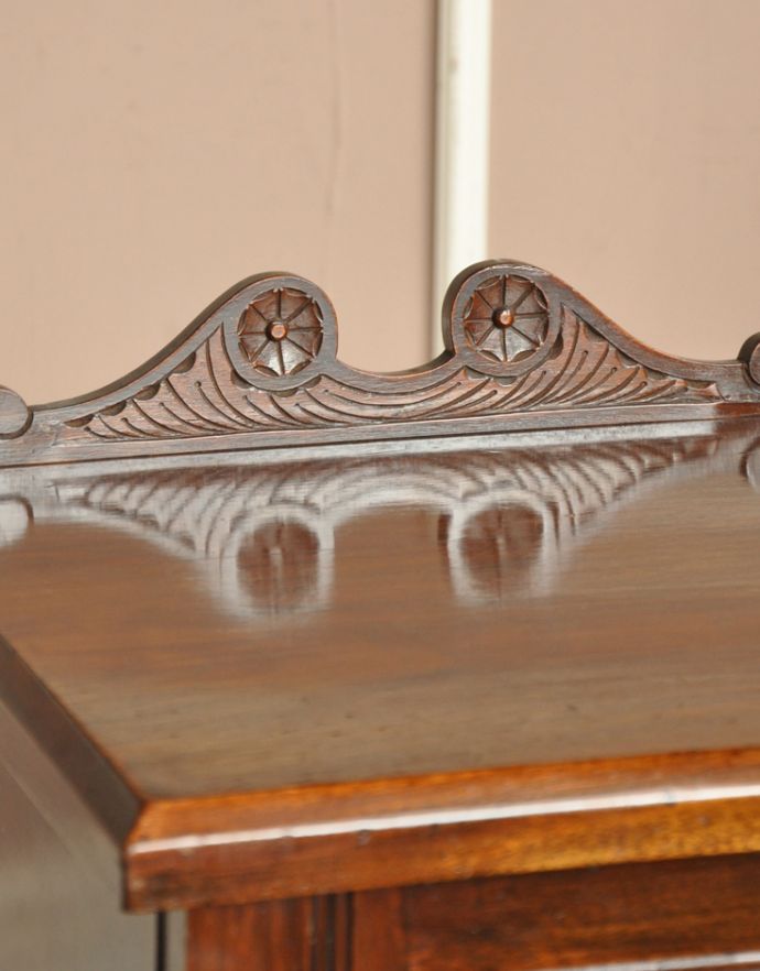 アンティークのキャビネット　アンティーク家具　かっこいいイギリスのアンティーク家具、キャビネットを兼ねたナイトテーブル。トップにはオシャレなお花モチーフの彫があります。(j-1413-f-1)