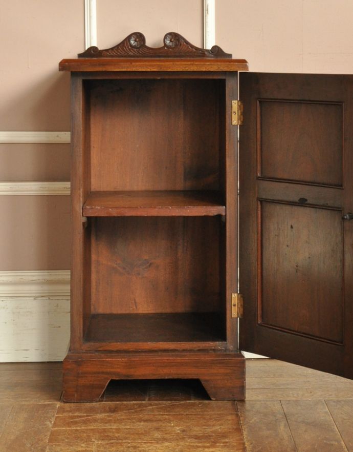 アンティークのキャビネット　アンティーク家具　かっこいいイギリスのアンティーク家具、キャビネットを兼ねたナイトテーブル。大人っぽいカラーで落ち着きがあります。(j-1413-f-1)