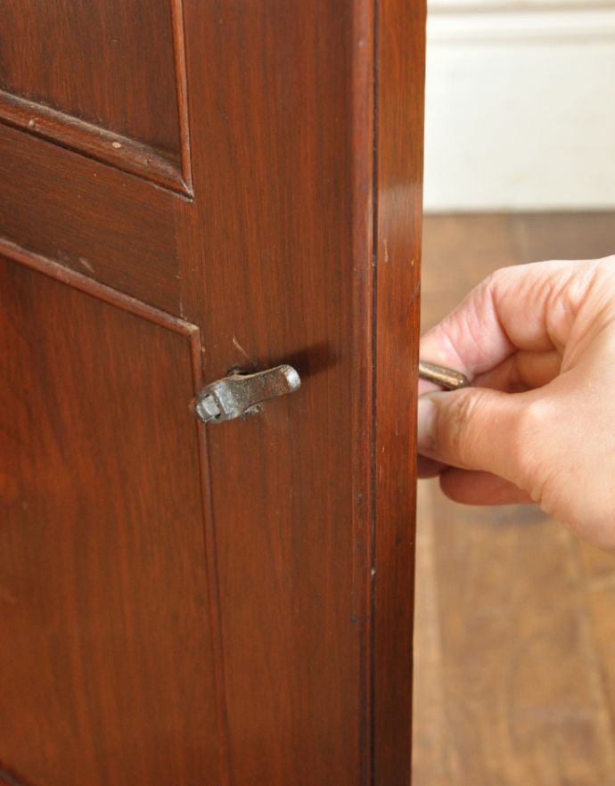 アンティークのキャビネット　アンティーク家具　かっこいいイギリスのアンティーク家具、キャビネットを兼ねたナイトテーブル。取っ手の裏側はこのようになっています。(j-1413-f-1)