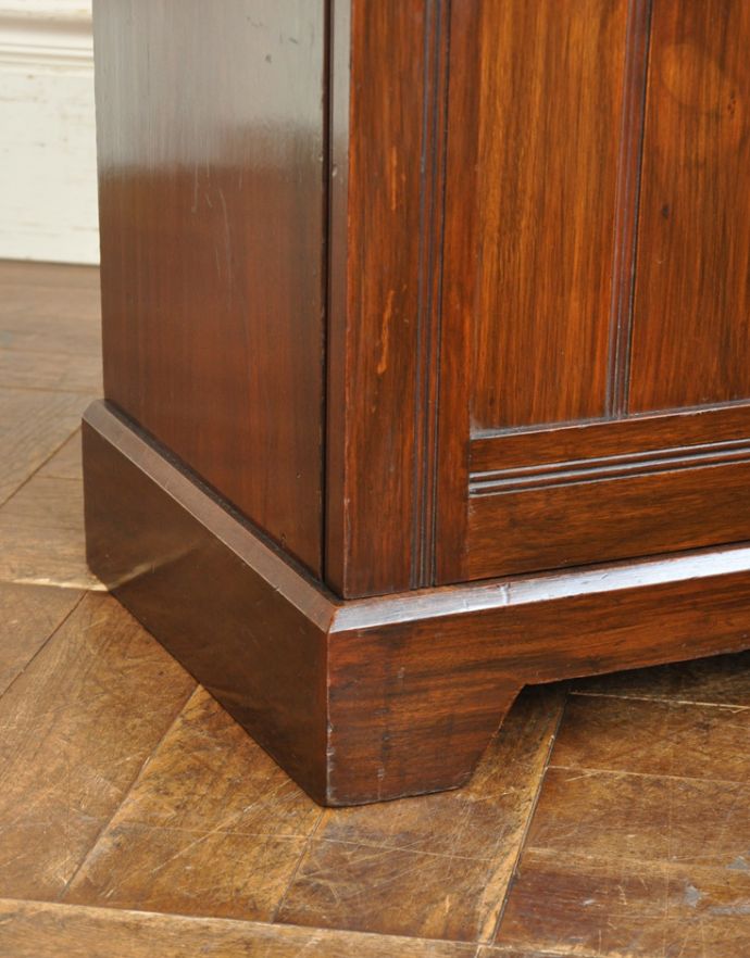 アンティークのキャビネット　アンティーク家具　かっこいいイギリスのアンティーク家具、キャビネットを兼ねたナイトテーブル。きちんと支えます。(j-1413-f-1)