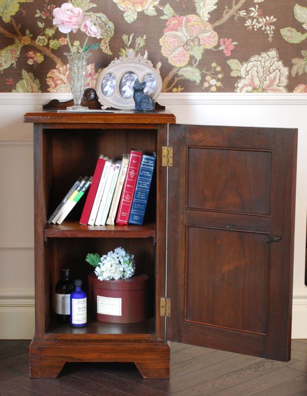 アンティークのキャビネット　アンティーク家具　かっこいいイギリスのアンティーク家具、キャビネットを兼ねたナイトテーブル。中もキレイに仕上げているので、安心して収納できます。(j-1413-f-1)