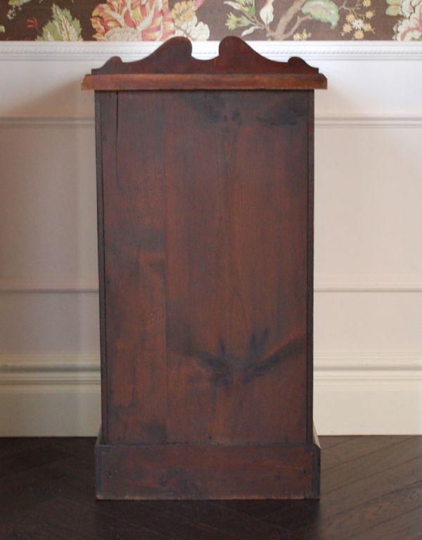 アンティークのキャビネット　アンティーク家具　かっこいいイギリスのアンティーク家具、キャビネットを兼ねたナイトテーブル。キチンとメンテナンスをしているので、裏もキレイな状態です。(j-1413-f-1)