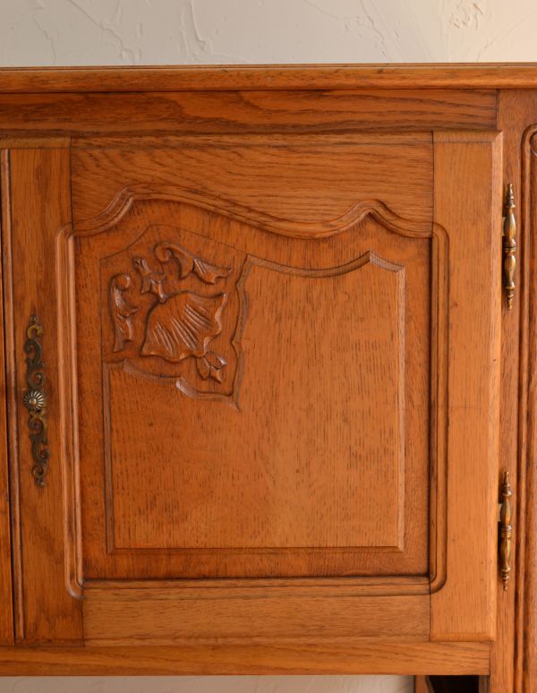 アンティーク家具　南フランスのアンティーク家具、リゾートチックなキャビネット。植物があしらわれた装飾にはどこか和の美しさを感じます。(j-1414-f)