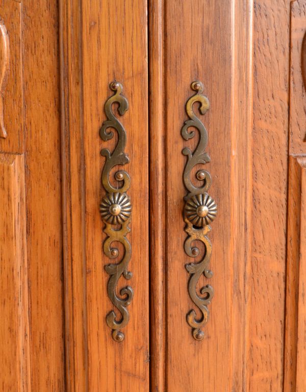 アンティーク家具　南フランスのアンティーク家具、リゾートチックなキャビネット。凝った繊細な装飾が、フランスらしいです。(j-1414-f)