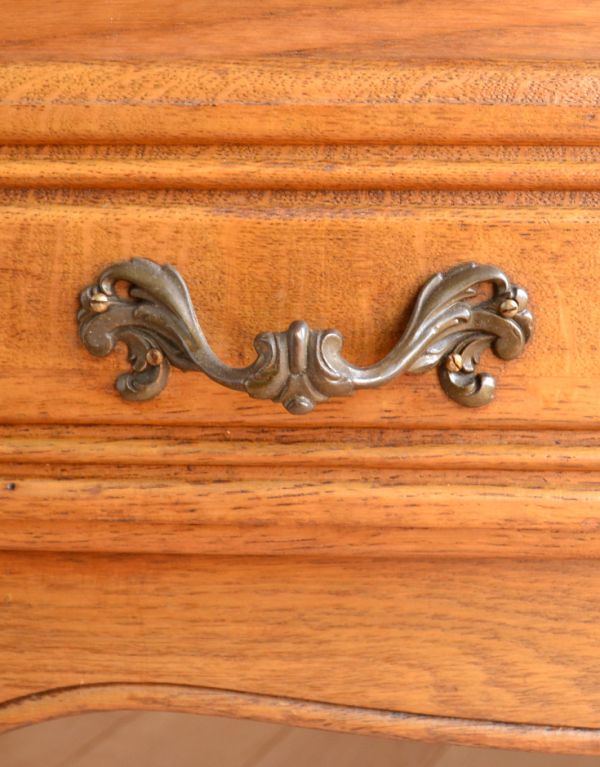 アンティーク家具　南フランスのアンティーク家具、リゾートチックなキャビネット。優雅な曲線の取っ手。(j-1414-f)