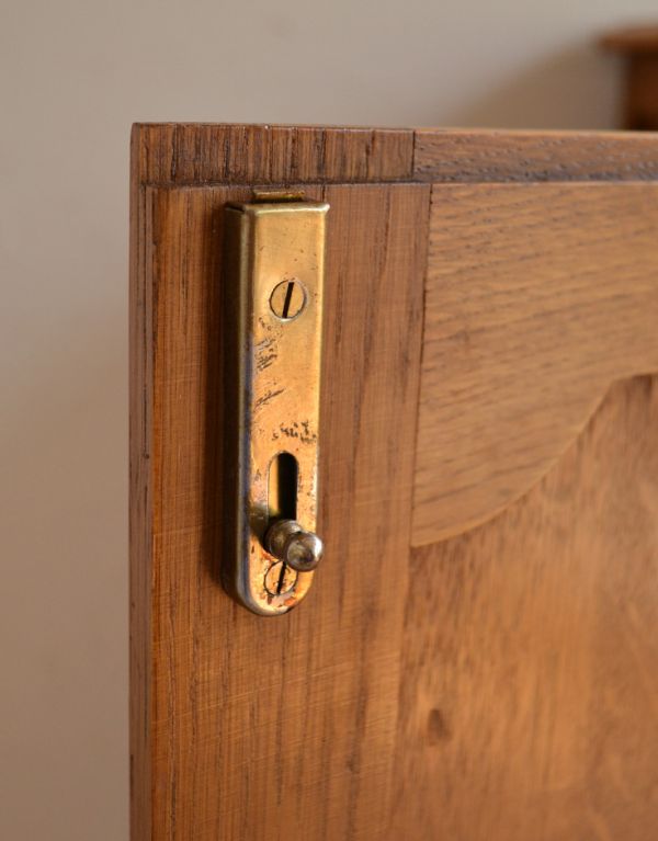 アンティーク家具　南フランスのアンティーク家具、リゾートチックなキャビネット。ドアストッパーが１ヶ所に付いています。(j-1414-f)