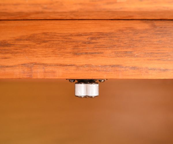 アンティーク家具　南フランスのアンティーク家具、リゾートチックなキャビネット。扉にはローラーキャッチャーが付いているので開け閉めはスムーズです。(j-1414-f)