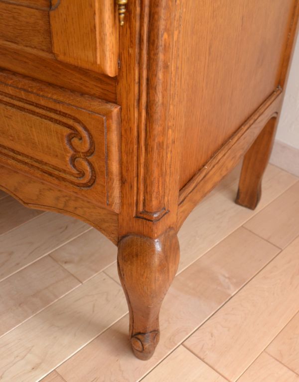 アンティーク家具　南フランスのアンティーク家具、リゾートチックなキャビネット。安定感のある脚がしっかり支えます。(j-1414-f)