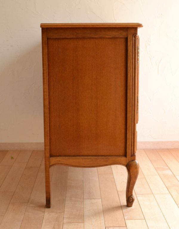 アンティーク家具　南フランスのアンティーク家具、リゾートチックなキャビネット。サイドも額縁みたいな高級感のある彫。(j-1414-f)